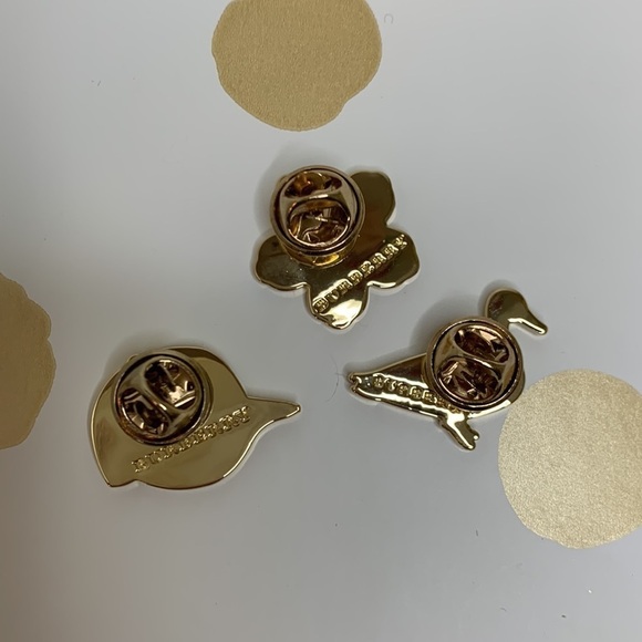 🌸 3 Burberry mini fragrances and 3 collectible enamel lapel pins - Picture 6 of 6
